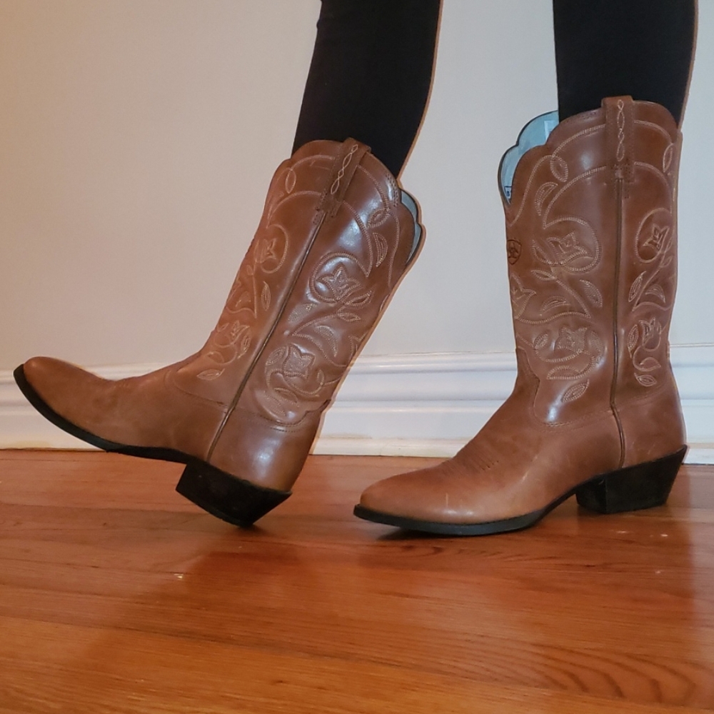 Ariat leather heeled cowgirl/cowboy boots size 7.5